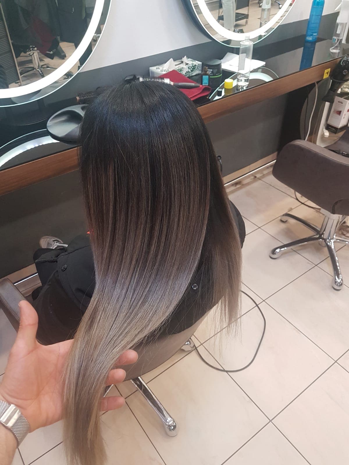 Langes glattes Haar mit Ombré-Verlauf von Dunkelbraun zu Aschblond bei EBENBILD Hannover