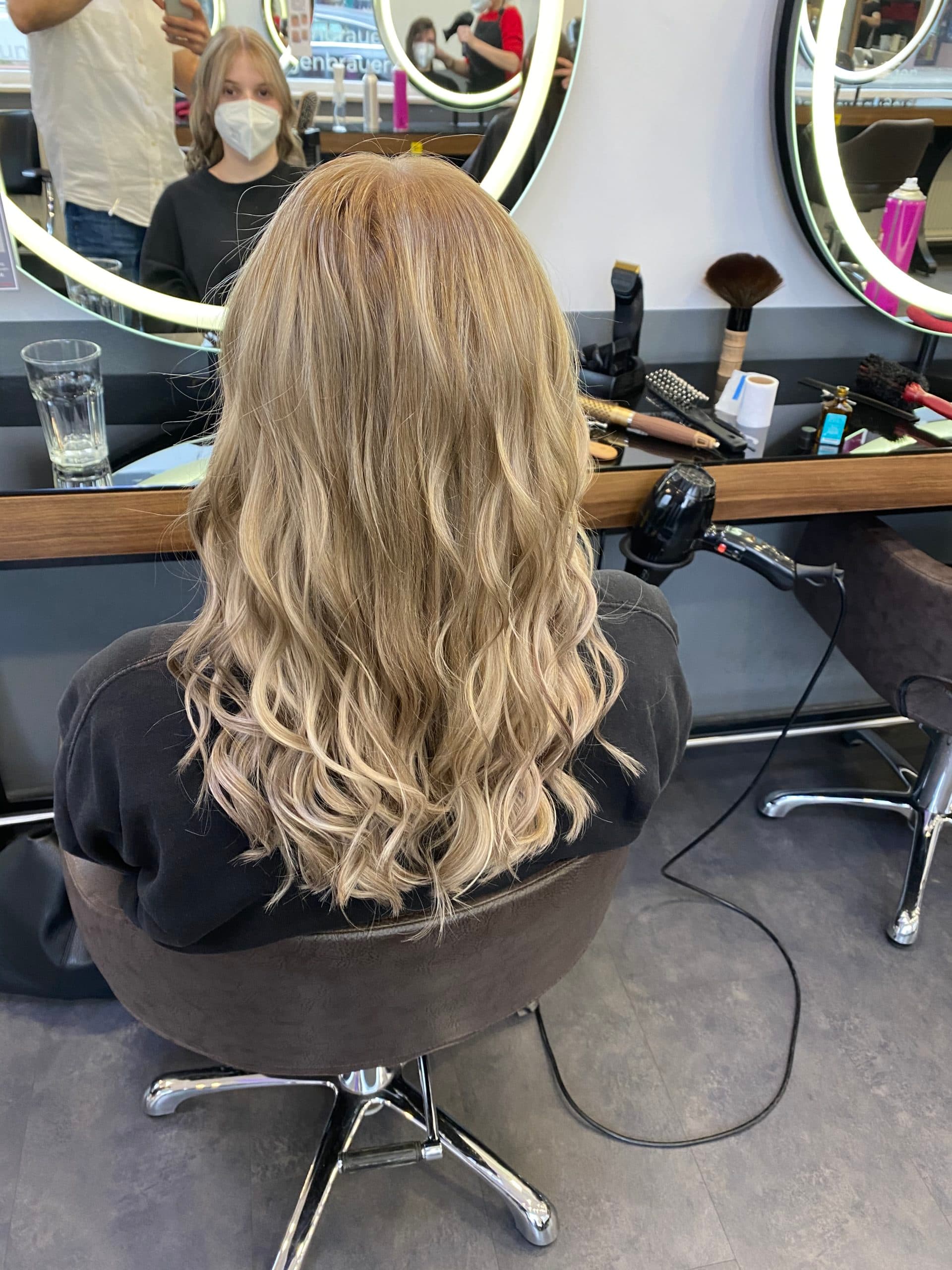 Blonde Balayage mit weichen Wellen, Rückansicht — EBENBILD Friseur Hannover