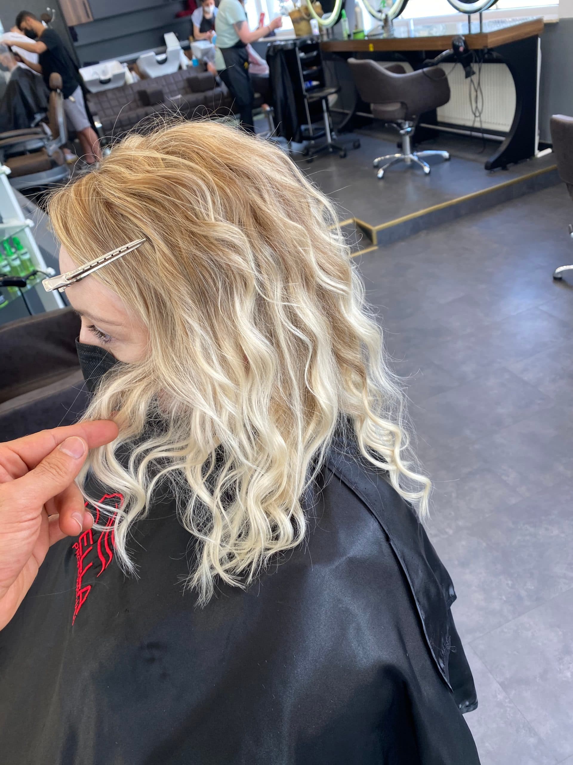 Blonde Locken mit feinen Strähnen — Styling bei EBENBILD Friseur Hannover