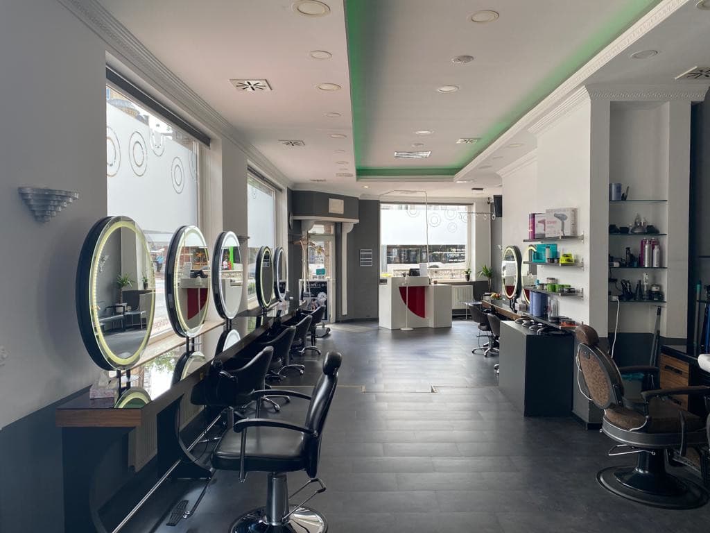 Beleuchtete Rundspiegel an den Fenster-Styling-Plätzen des EBENBILD Salons