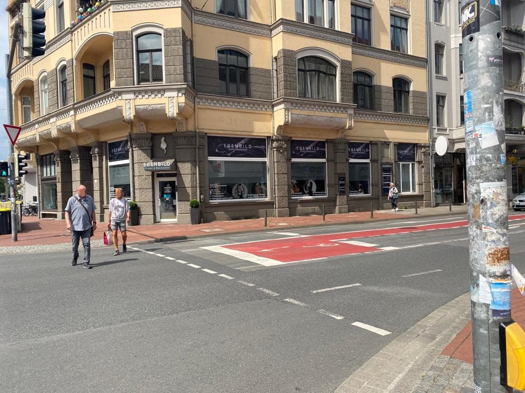 Das Eckgebäude von EBENBILD Friseur & Beautysalon am Lister Platz in Hannover
