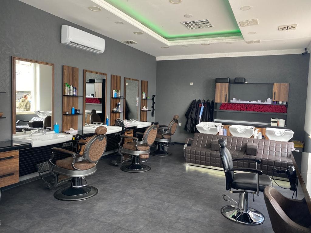 Die Styling-Plätze im EBENBILD Salon in Hannover: Ledersessel, Spiegel und Waschplätze im eleganten Interieur