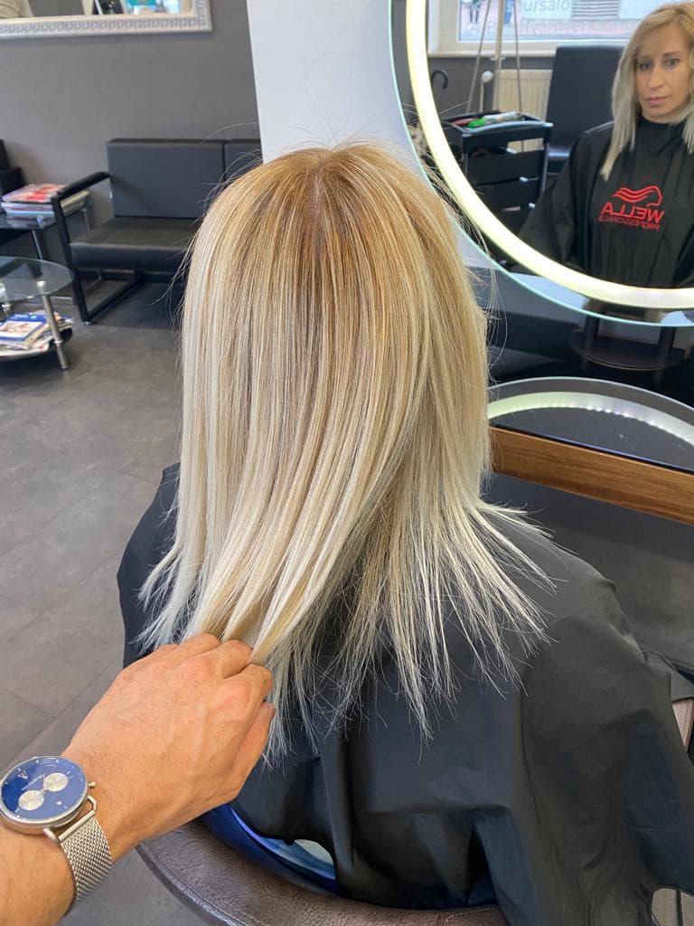Kühle Blond-Coloration, glatt ausgeföhnt — Farbarbeit bei EBENBILD Hannover