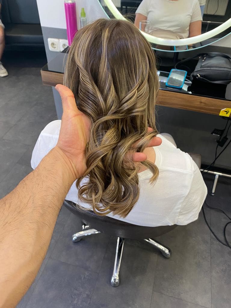 Braun-blonde Strähnen-Coloration mit natürlichem Verlauf bei EBENBILD Hannover